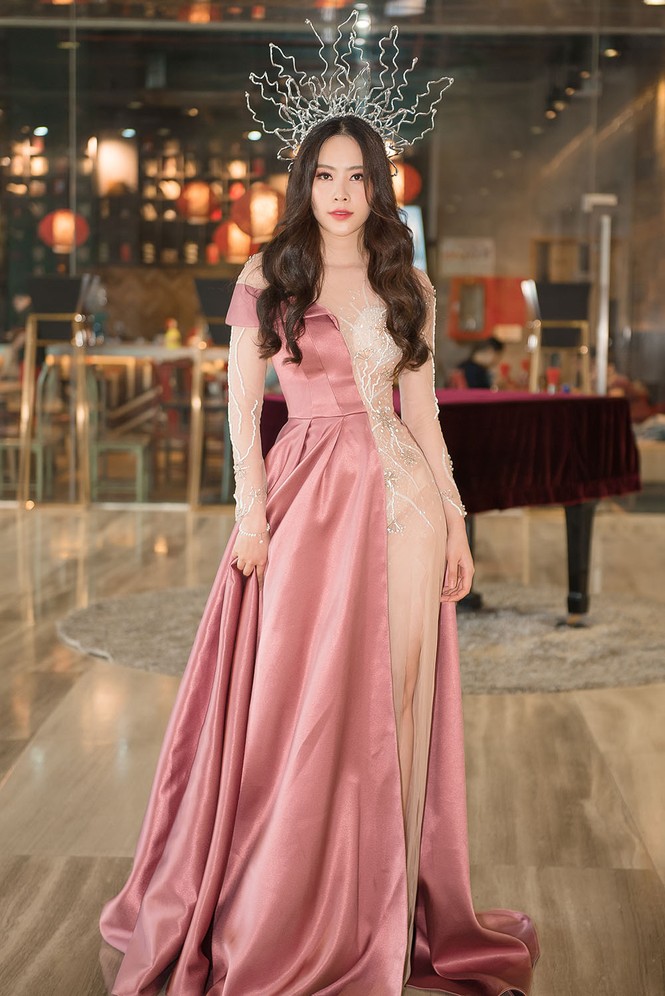 Giảm 6 kg, Nam Em tự tin đội vương miện 'khủng' đi sự kiện - ảnh 2