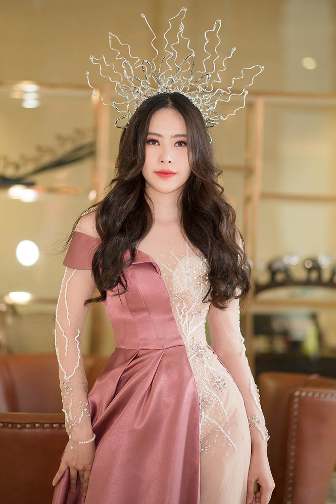 Giảm 6 kg, Nam Em tự tin đội vương miện 'khủng' đi sự kiện - ảnh 3
