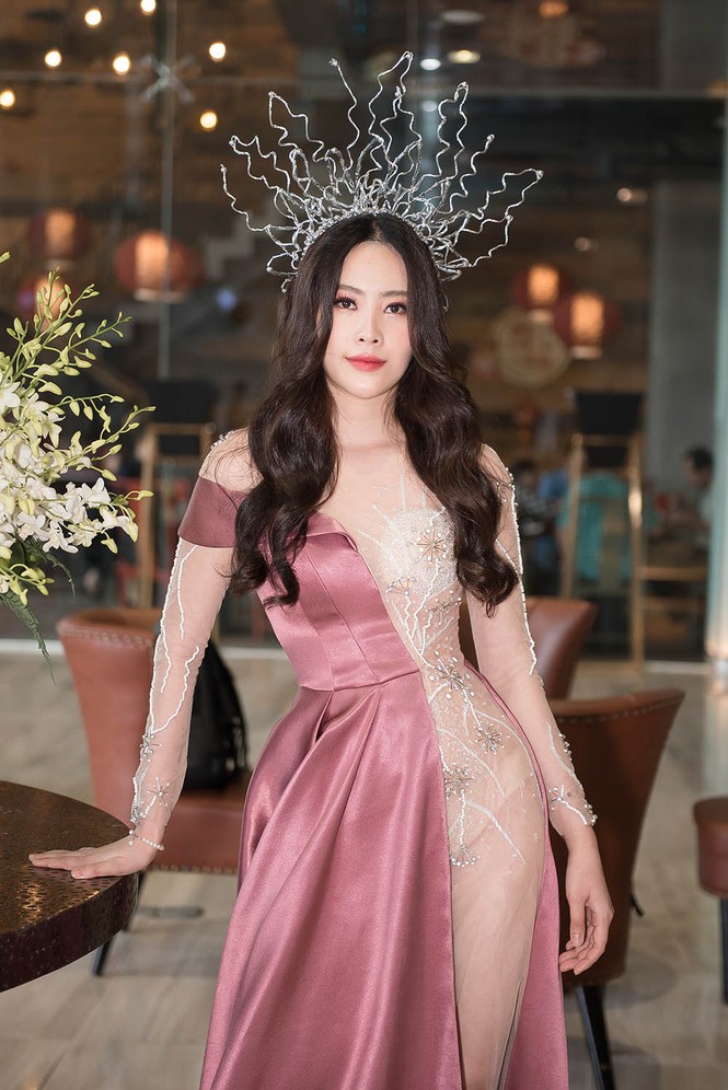 Giảm 6 kg, Nam Em tự tin đội vương miện 'khủng' đi sự kiện - ảnh 4