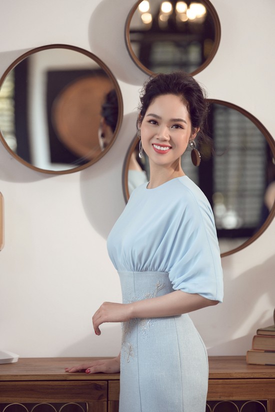 Hoa hậu Mai Phương 'tái xuất' đẹp rực rỡ sau 17 năm đăng quang - ảnh 1