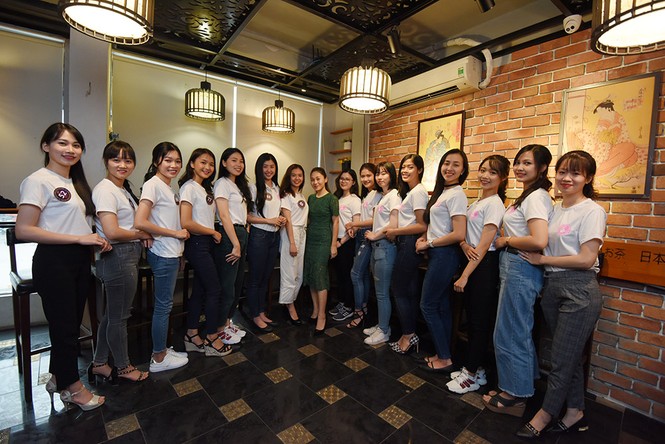 Thí sinh Đại sứ Hoa Anh Đào khoe dáng trên sàn tập - ảnh 1