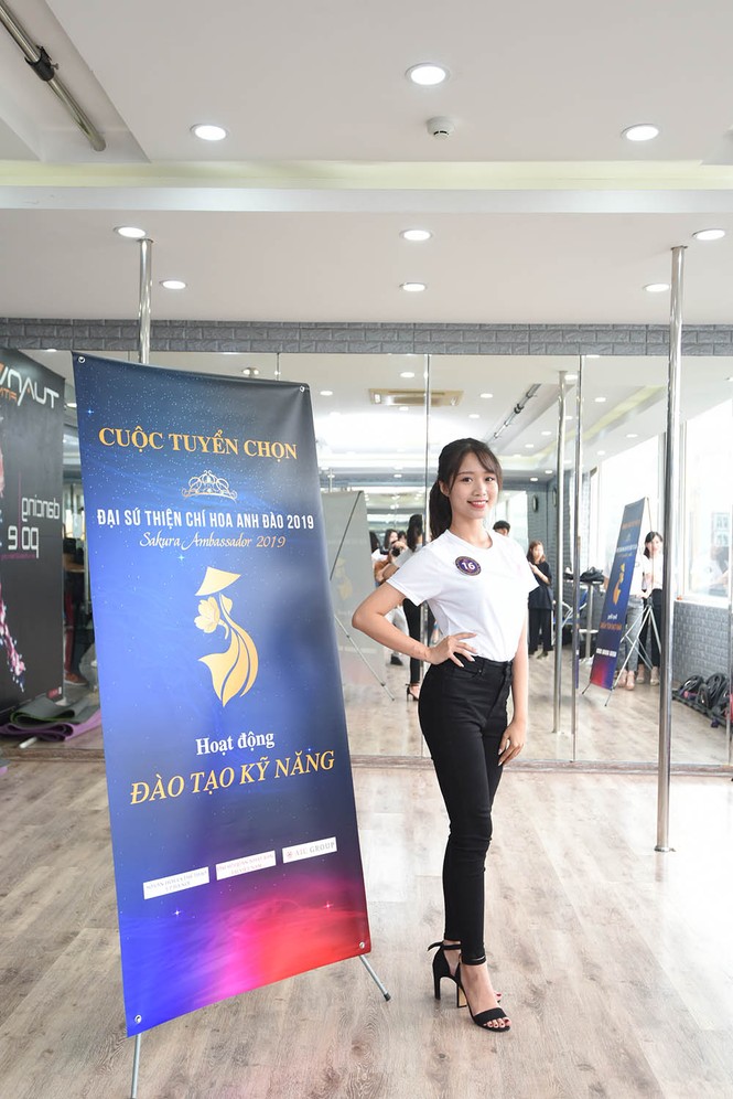 Thí sinh Đại sứ Hoa Anh Đào khoe dáng trên sàn tập - ảnh 7