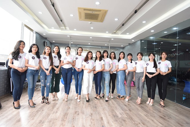 Thí sinh Đại sứ Hoa Anh Đào khoe dáng trên sàn tập - ảnh 12