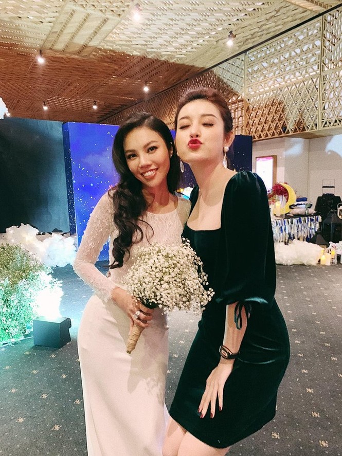 Á hậu Huyền My 'cướp' hoa cưới 'bá đạo' khiến khách dự tiệc cười ngất - ảnh 1