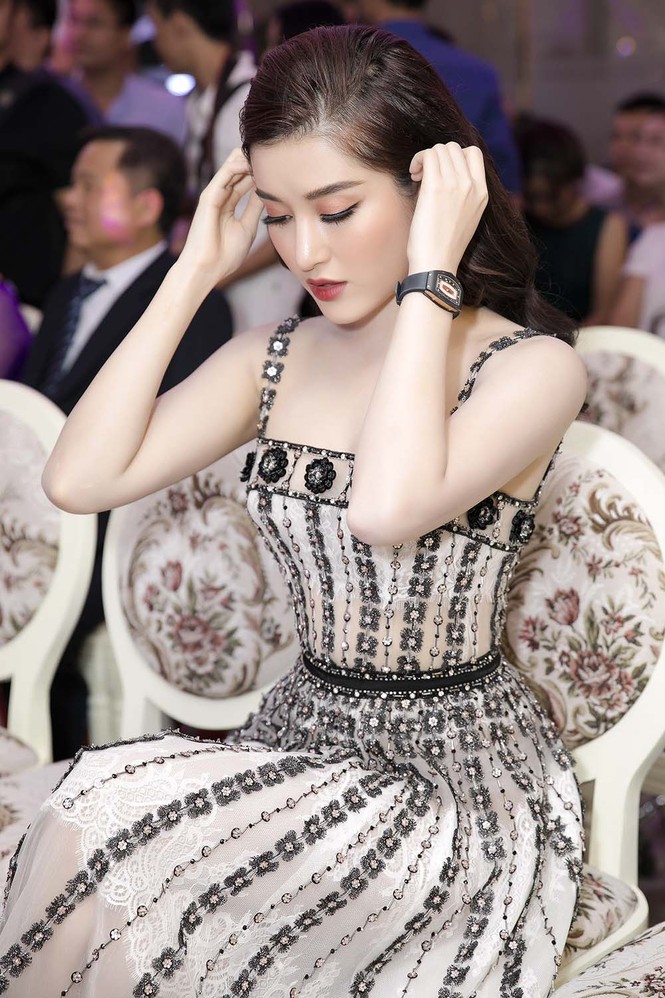 Huyền My khoe vai trần, Tiểu Vy diện váy xẻ sexy đi sự kiện - ảnh 7
