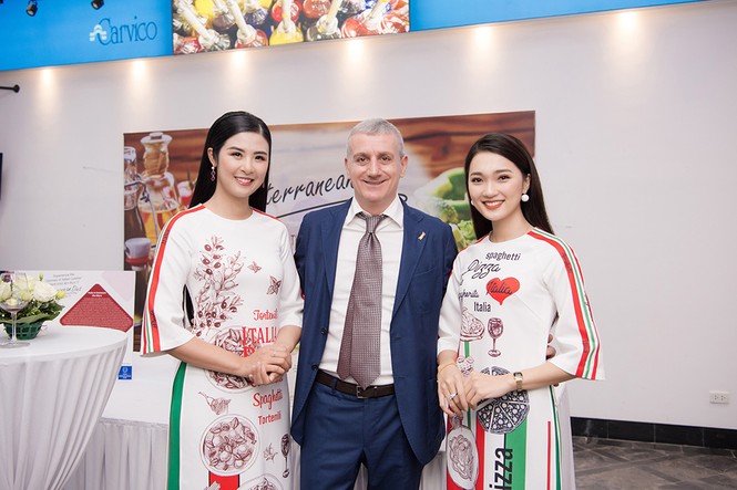 'Bạn gái tin đồn' Phan Văn Đức rạng rỡ áo dài, khoe sắc bên Hoa hậu Ngọc Hân - ảnh 6