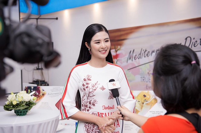 'Bạn gái tin đồn' Phan Văn Đức rạng rỡ áo dài, khoe sắc bên Hoa hậu Ngọc Hân - ảnh 1