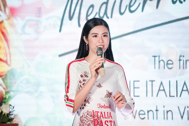 'Bạn gái tin đồn' Phan Văn Đức rạng rỡ áo dài, khoe sắc bên Hoa hậu Ngọc Hân - ảnh 11