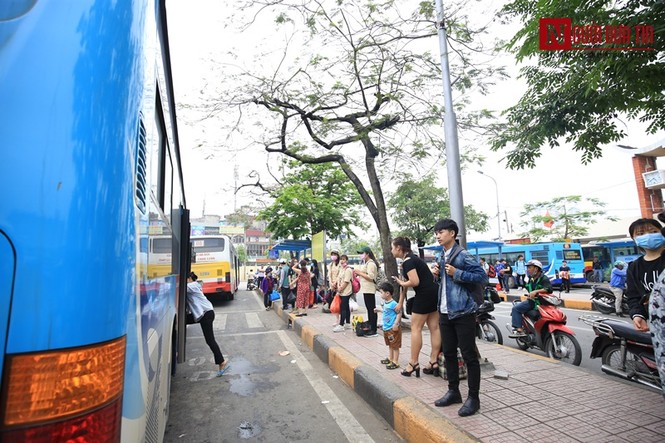 Người dân lỉnh kỉnh đồ đạc trở lại Thủ đô sau kỳ nghỉ lễ - ảnh 12