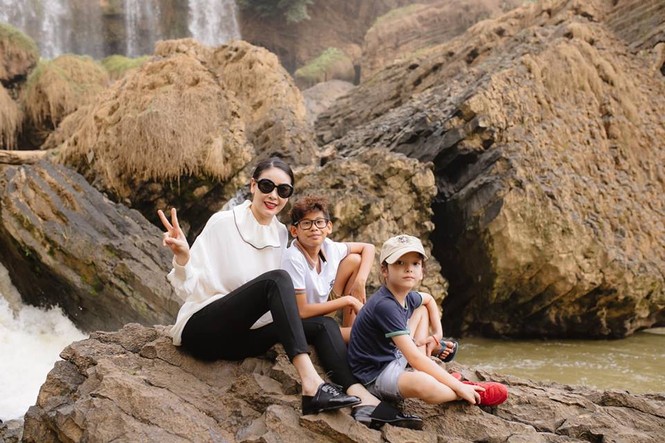 Mai Phương Thuý khoe chân dài miên man trên phố khiến fans ngây ngất - ảnh 11