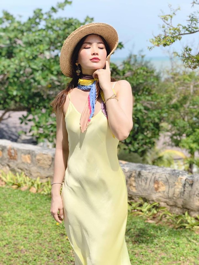 Mai Phương Thuý khoe chân dài miên man trên phố khiến fans ngây ngất - ảnh 6