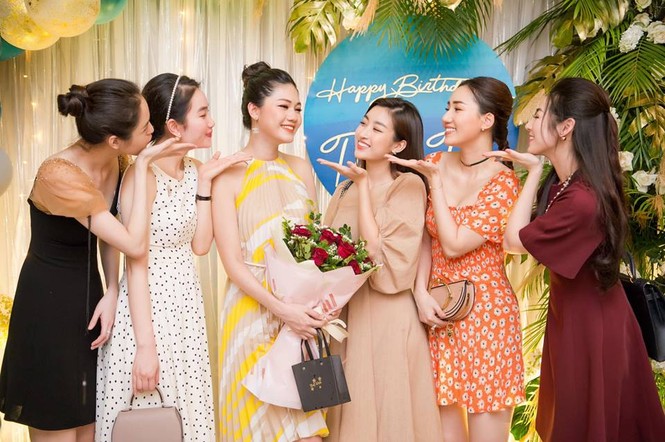 Á hậu Thanh Tú rạng rỡ tái xuất trong tiệc sinh nhật bên dàn Hoa, Á hậu - ảnh 3