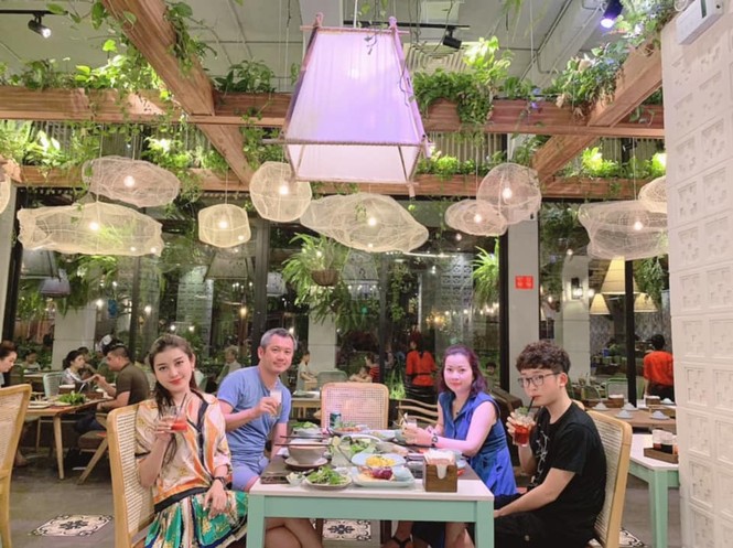 Thuỳ Dung vi vu Singapore, Ngọc Hân ngồi khâu áo bên hoàng cung dịp nghỉ lễ - ảnh 9
