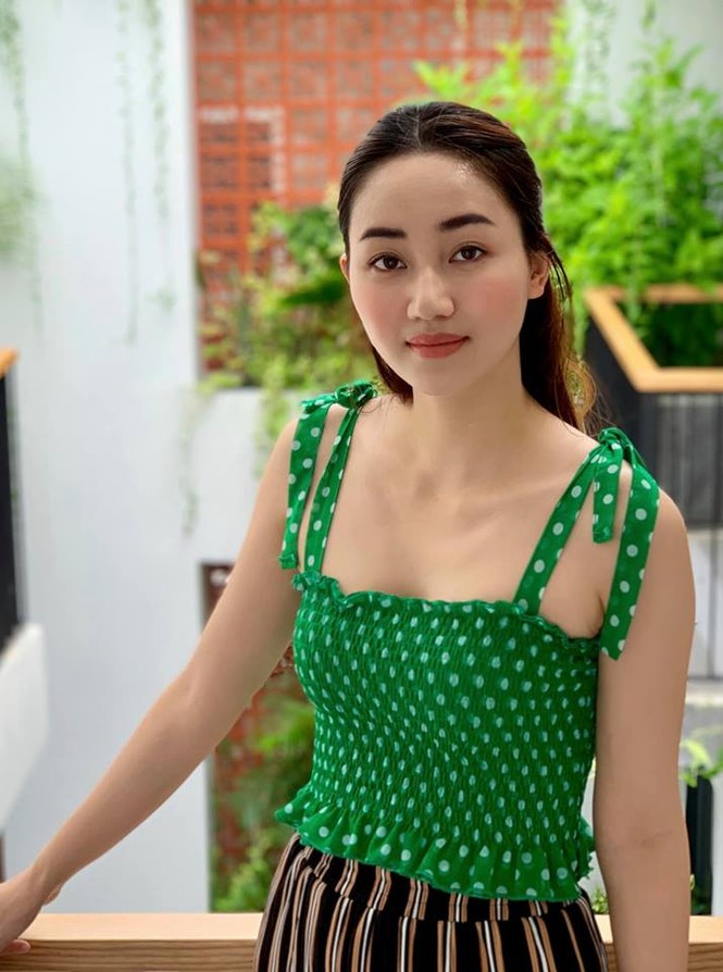 Thuỳ Dung vi vu Singapore, Ngọc Hân ngồi khâu áo bên hoàng cung dịp nghỉ lễ - ảnh 6