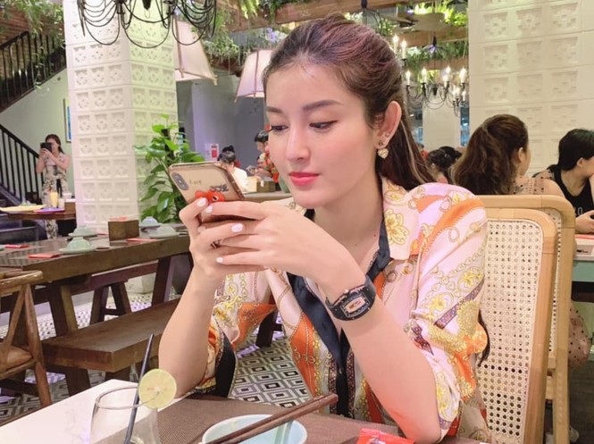Thuỳ Dung vi vu Singapore, Ngọc Hân ngồi khâu áo bên hoàng cung dịp nghỉ lễ - ảnh 10