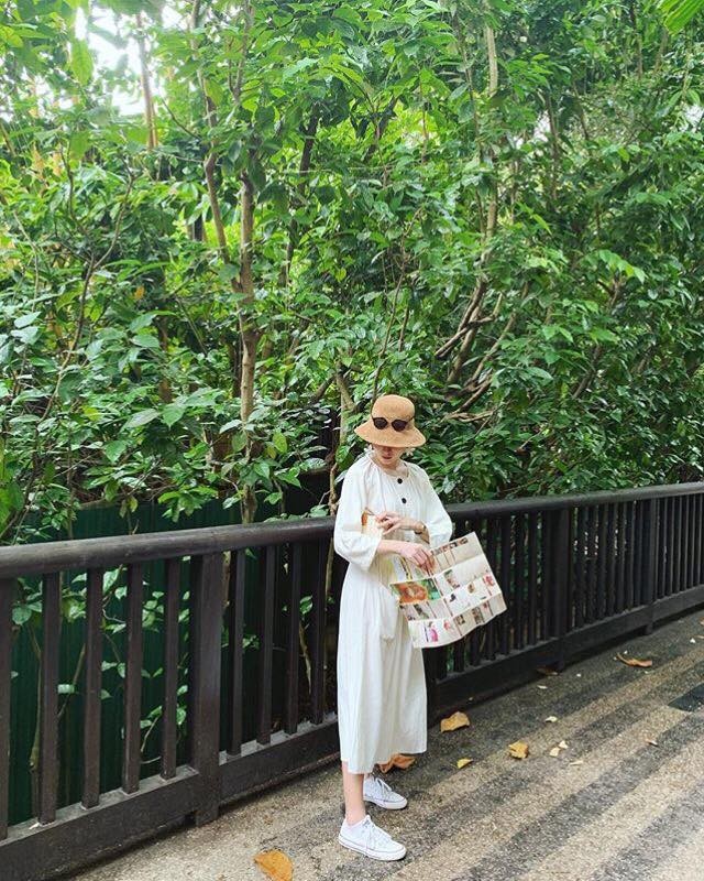 Thuỳ Dung vi vu Singapore, Ngọc Hân ngồi khâu áo bên hoàng cung dịp nghỉ lễ - ảnh 1