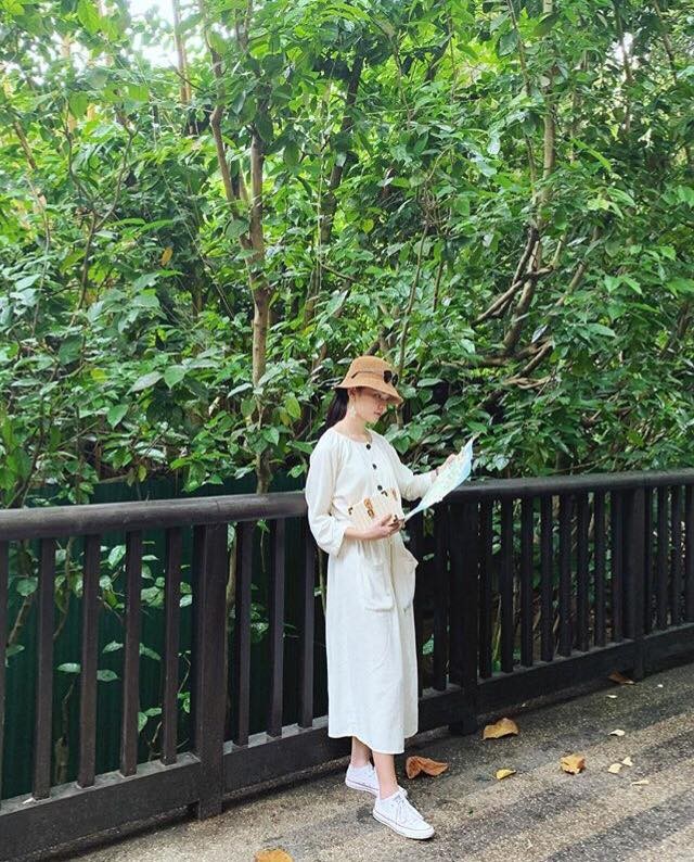 Thuỳ Dung vi vu Singapore, Ngọc Hân ngồi khâu áo bên hoàng cung dịp nghỉ lễ - ảnh 2