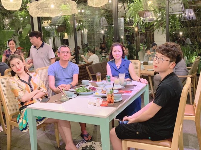 Thuỳ Dung vi vu Singapore, Ngọc Hân ngồi khâu áo bên hoàng cung dịp nghỉ lễ - ảnh 8