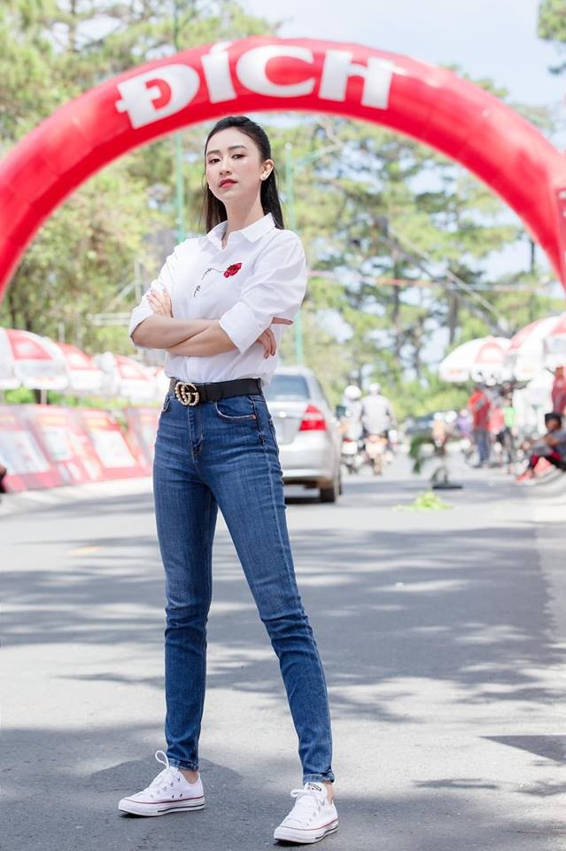 Thuỳ Dung vi vu Singapore, Ngọc Hân ngồi khâu áo bên hoàng cung dịp nghỉ lễ - ảnh 11