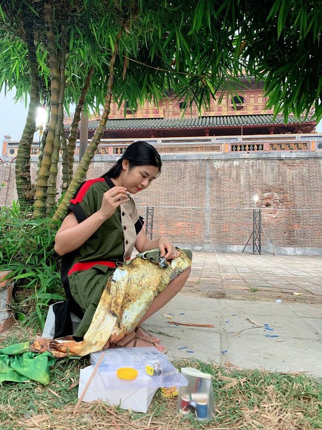 Thuỳ Dung vi vu Singapore, Ngọc Hân ngồi khâu áo bên hoàng cung dịp nghỉ lễ - ảnh 3