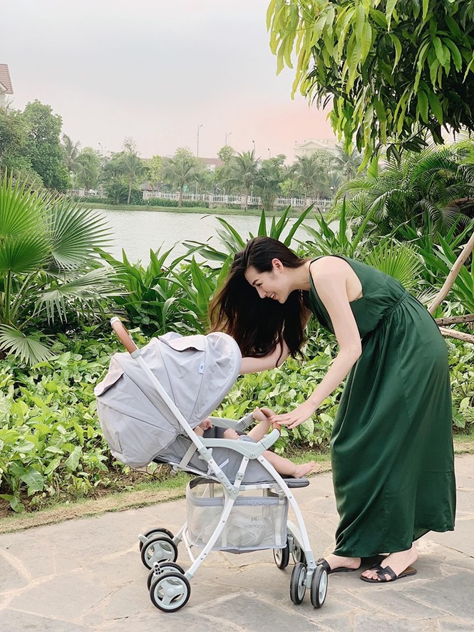 Á hậu Tú Anh xinh đẹp đưa con trai đi dạo - ảnh 1