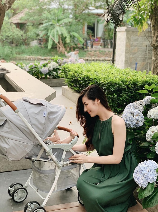Á hậu Tú Anh xinh đẹp đưa con trai đi dạo - ảnh 2