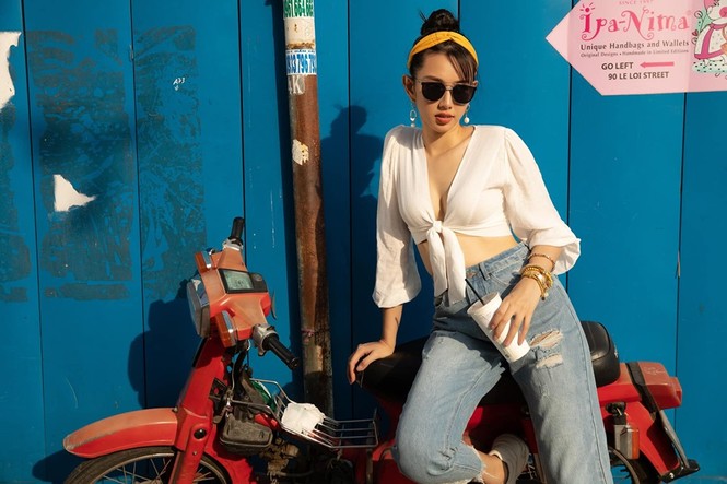 Á hậu Tú Anh xinh đẹp đưa con trai đi dạo - ảnh 5