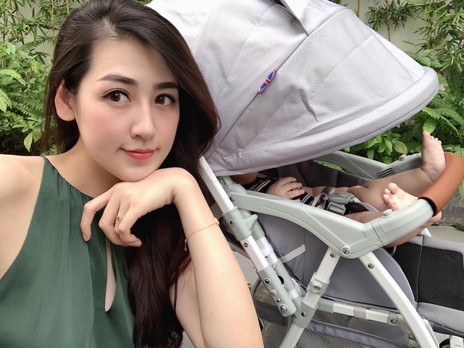 Á hậu Tú Anh xinh đẹp đưa con trai đi dạo - ảnh 3