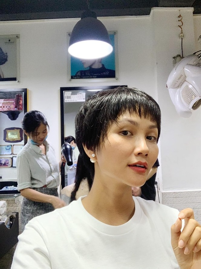 Hoàng Thuỳ cắt tóc ngắn giống H'Hen Niê trước thềm Miss Universe 2019? - ảnh 3