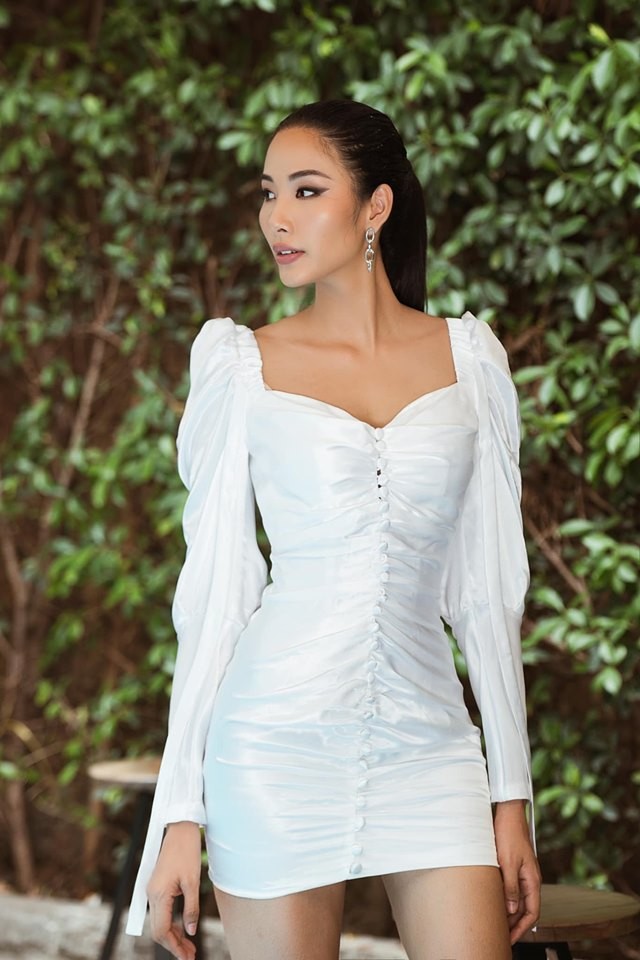 Hoàng Thuỳ đeo cánh thiên thần nội y, thử thách trình diễn áo tắm Miss Universe - ảnh 2