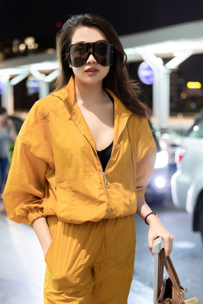 H'Hen Niê mặc mốt áo tắm sặc sỡ ra sân bay lúc nửa đêm - ảnh 7