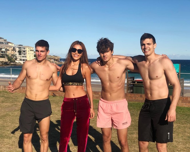 H'Hen Niê mặc lại váy dạ hội 'gây bão' ở Miss Universe trong tiệc sinh nhật sớm - ảnh 14