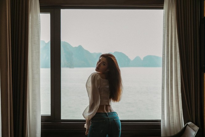 Hoàng Thuỳ khoe thân hình gợi cảm giữa biển trời Hạ Long với váy xẻ táo bạo - ảnh 14