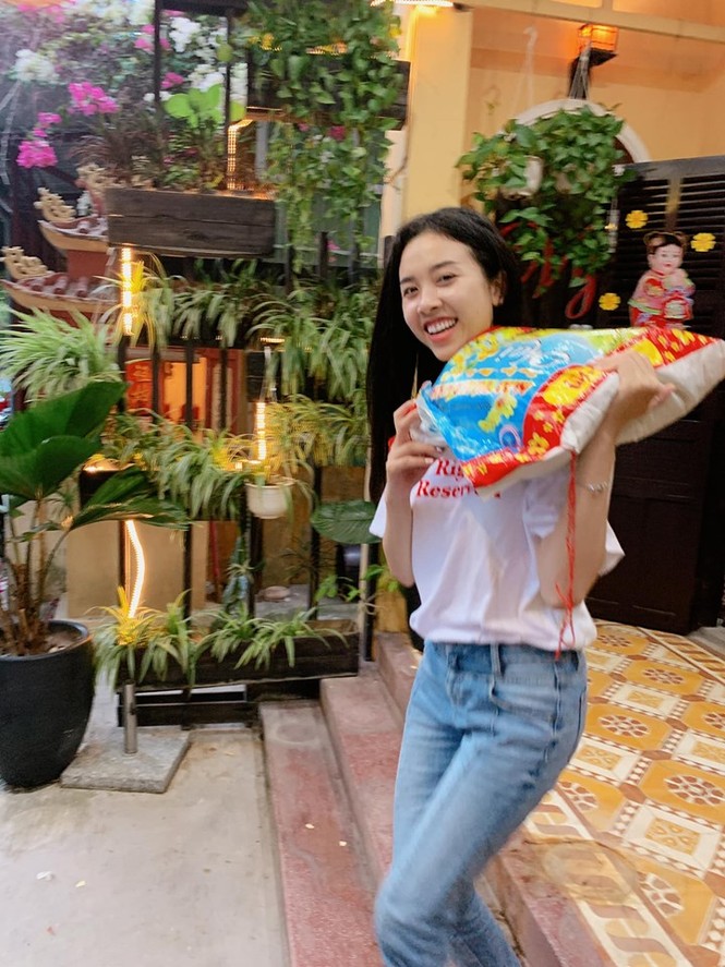 Hoàng Thuỳ khoe thân hình gợi cảm giữa biển trời Hạ Long với váy xẻ táo bạo - ảnh 10