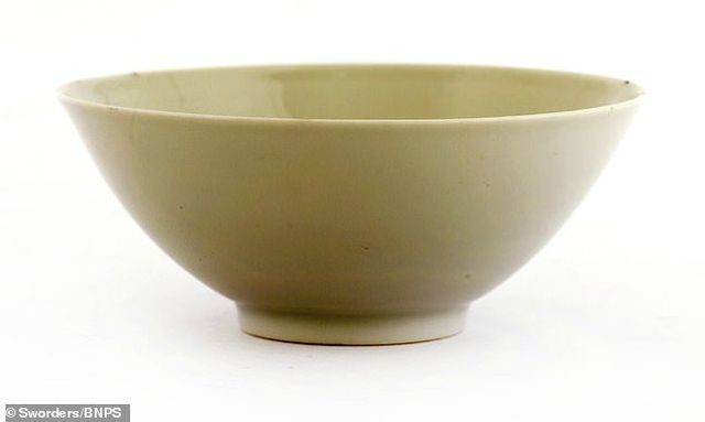 Chiếc bát sứ lưu niệm bất ngờ tăng giá 2.000 lần - ảnh 1
