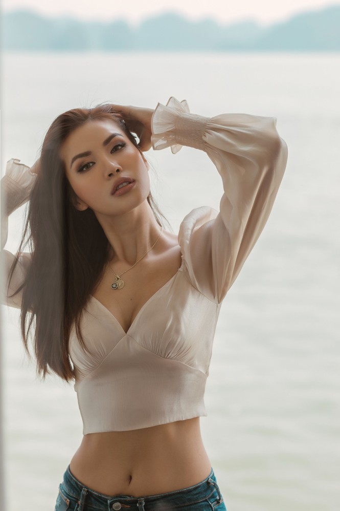 Minh Tú diện nội y nóng bỏng trên du thuyền 5 sao ở vịnh Hạ Long - ảnh 10