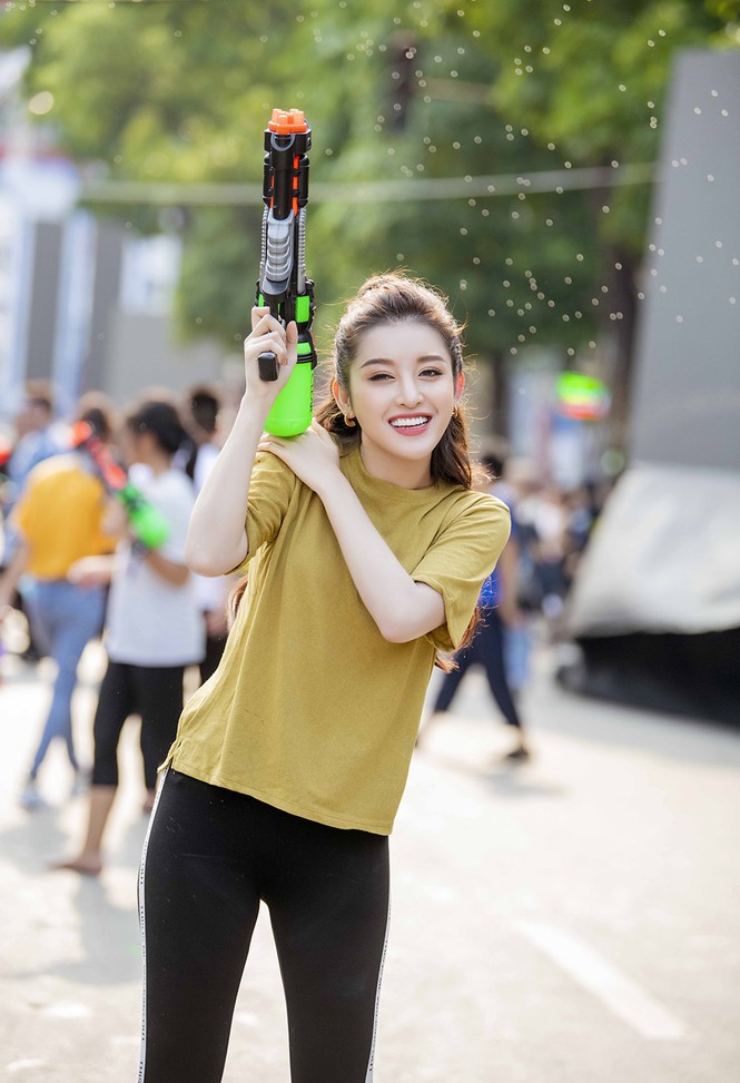 Á hậu Huyền My chơi bắn súng nước ở phố đi bộ gây chú ý - ảnh 3