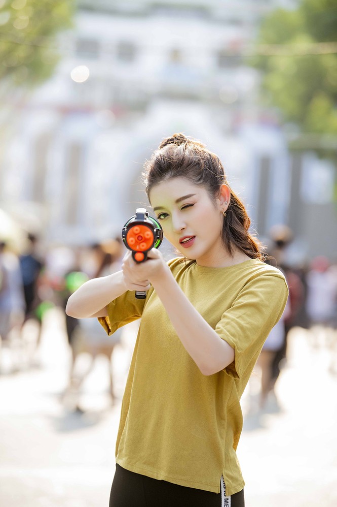 Á hậu Huyền My chơi bắn súng nước ở phố đi bộ gây chú ý - ảnh 5