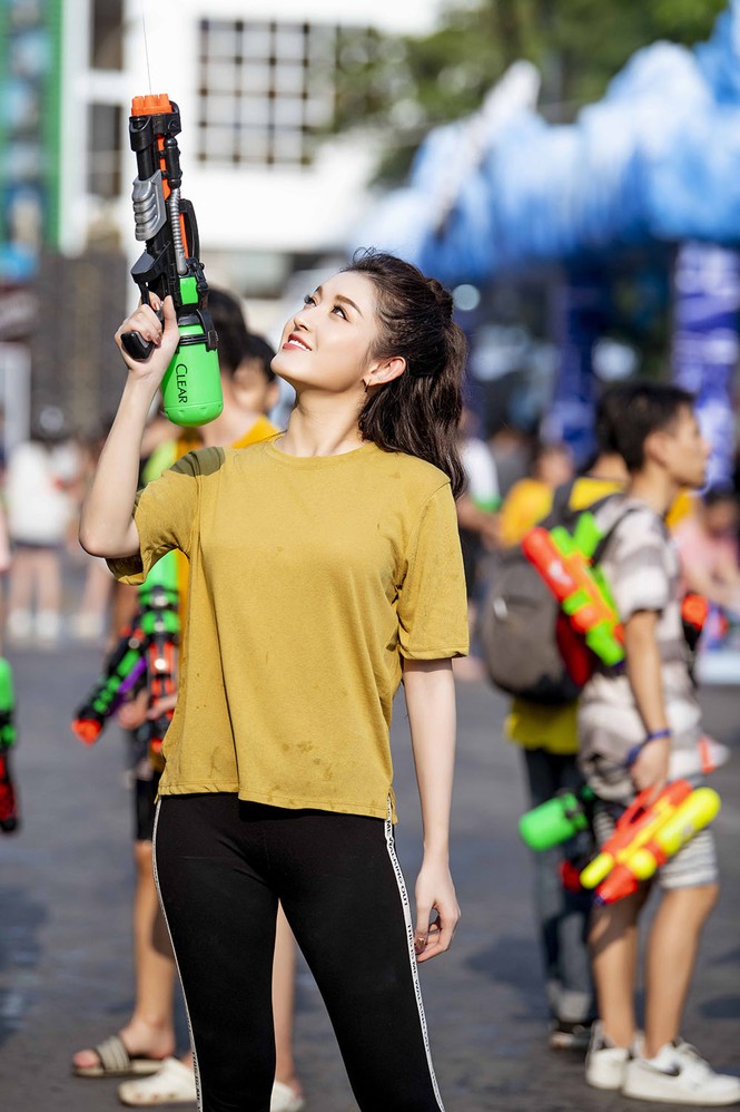 Á hậu Huyền My chơi bắn súng nước ở phố đi bộ gây chú ý - ảnh 7