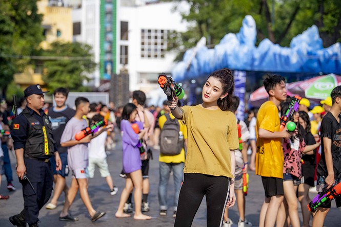 Á hậu Huyền My chơi bắn súng nước ở phố đi bộ gây chú ý - ảnh 2
