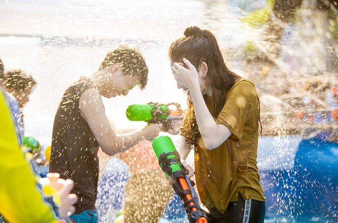 Á hậu Huyền My chơi bắn súng nước ở phố đi bộ gây chú ý - ảnh 8