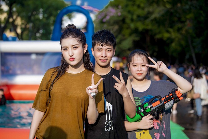 Á hậu Huyền My chơi bắn súng nước ở phố đi bộ gây chú ý - ảnh 9