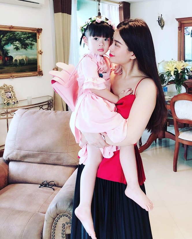 Mâu Thuỷ khoe đường cong quyến rũ với váy trắng mỏng manh sau ồn ào Miss Earth - ảnh 12