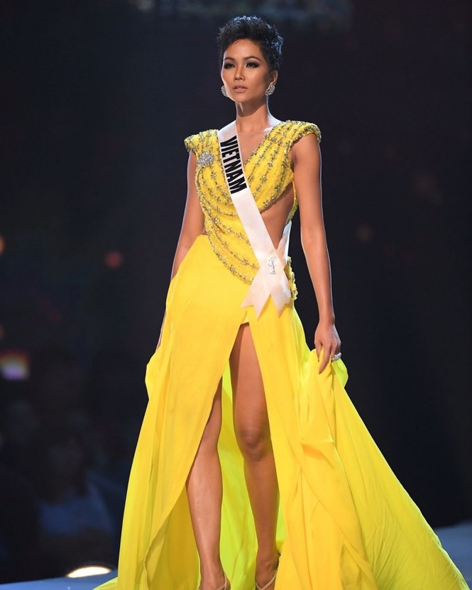 Váy dạ hội vàng của H'Hen Niê được bình chọn đẹp nhất Miss Universe 10 năm qua - ảnh 1