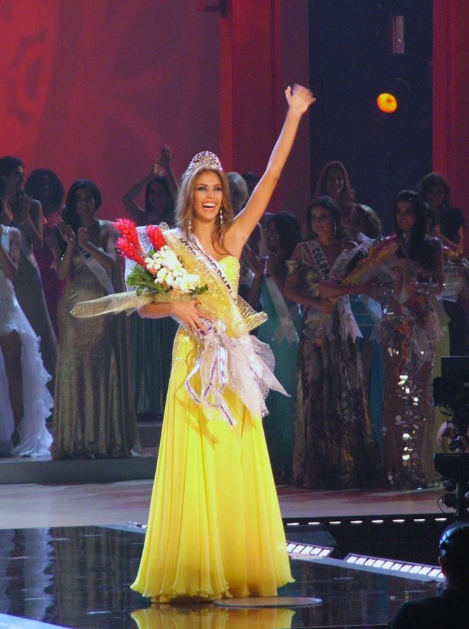 Váy dạ hội vàng của H'Hen Niê được bình chọn đẹp nhất Miss Universe 10 năm qua - ảnh 3