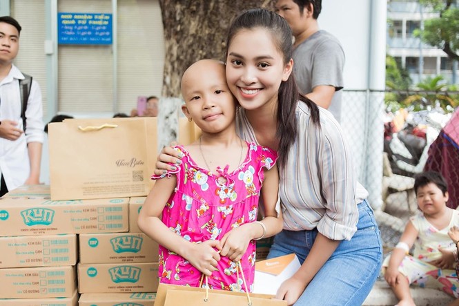Hoàng Thùy giản dị về quê, gọi bố bằng 'anh' sau gần một năm xa cách - ảnh 9
