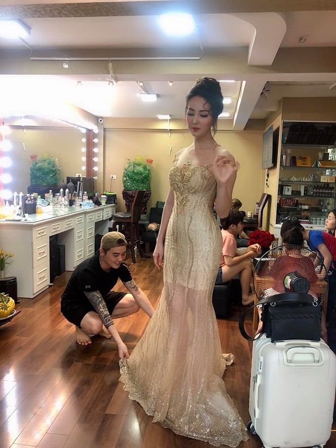 Hoàng Thùy giản dị về quê, gọi bố bằng 'anh' sau gần một năm xa cách - ảnh 4