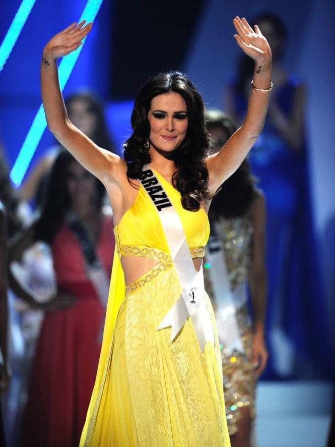Váy dạ hội vàng của H'Hen Niê được bình chọn đẹp nhất Miss Universe 10 năm qua - ảnh 7
