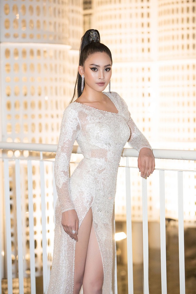 Hoa hậu Tiểu Vy, Á hậu Thuý An diện váy xẻ táo bạo khoe nhan sắc 'nữ thần' - ảnh 2