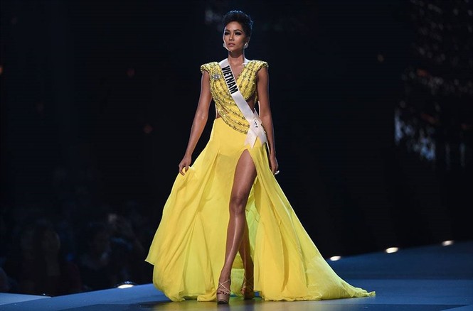 Đầm dạ hội của mỹ nhân Việt nào đẹp nhất trong lịch sử cuộc thi Miss Universe? - ảnh 1